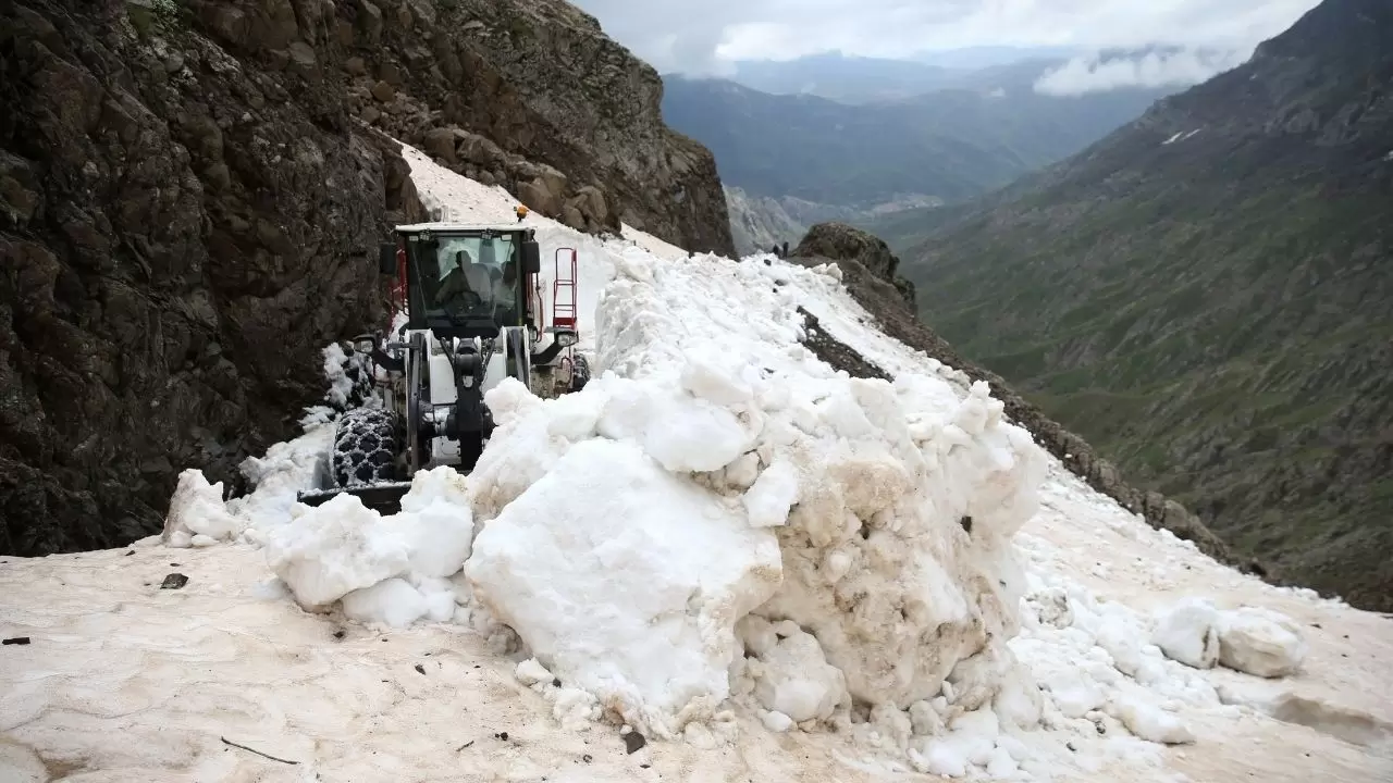 Bitlis’te Mayıs’ta kar şoku: İş makineleri karın altında kaldı! 2