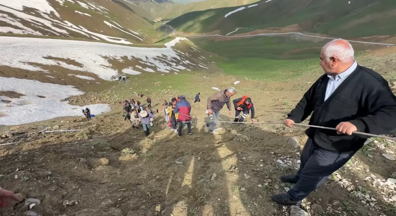 100 metrelik uçuruma yuvarlandılar 5