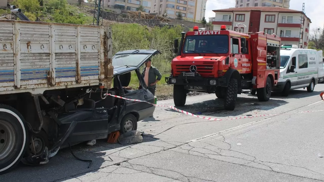 Kayseri’de kahreden kaza! Otomobil dev kamyonun altına ok gibi saplandı 2