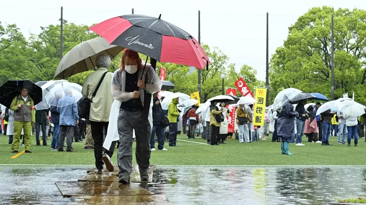 Tokyo sokakları sırılsıklam ama kararlı! 97. May Day mitinginde binlerin sesi yükseldi! 2