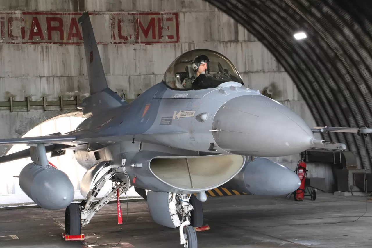 Türk jetlerinden Efes tatbikatında gövde gösterisi! F-16’lar gökyüzünde görev uçuşu gerçekleştirdi 3