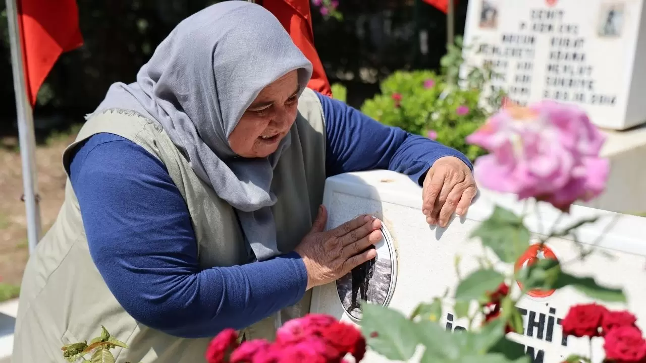 Şehitlikte bayram ibadeti sırasında yürek dağlayan sözler! 8