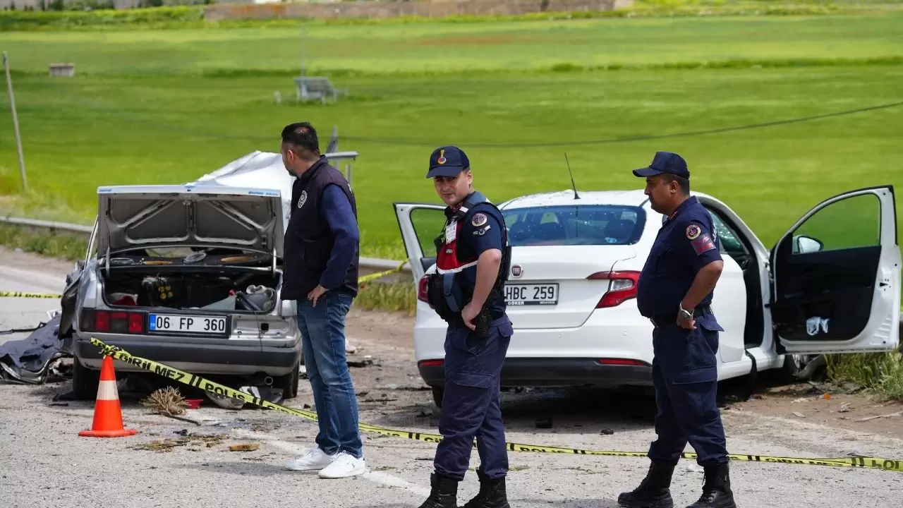 Karşı şeride geçen araç katliam gibi kazaya neden oldu! 4