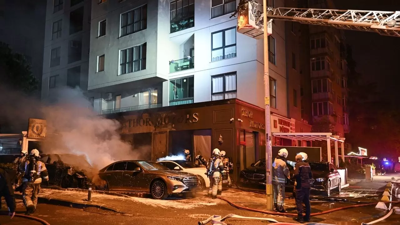 Kadıköy’de oto galeride alevli gece! Park halindeki araç bomba gibi patladı 3