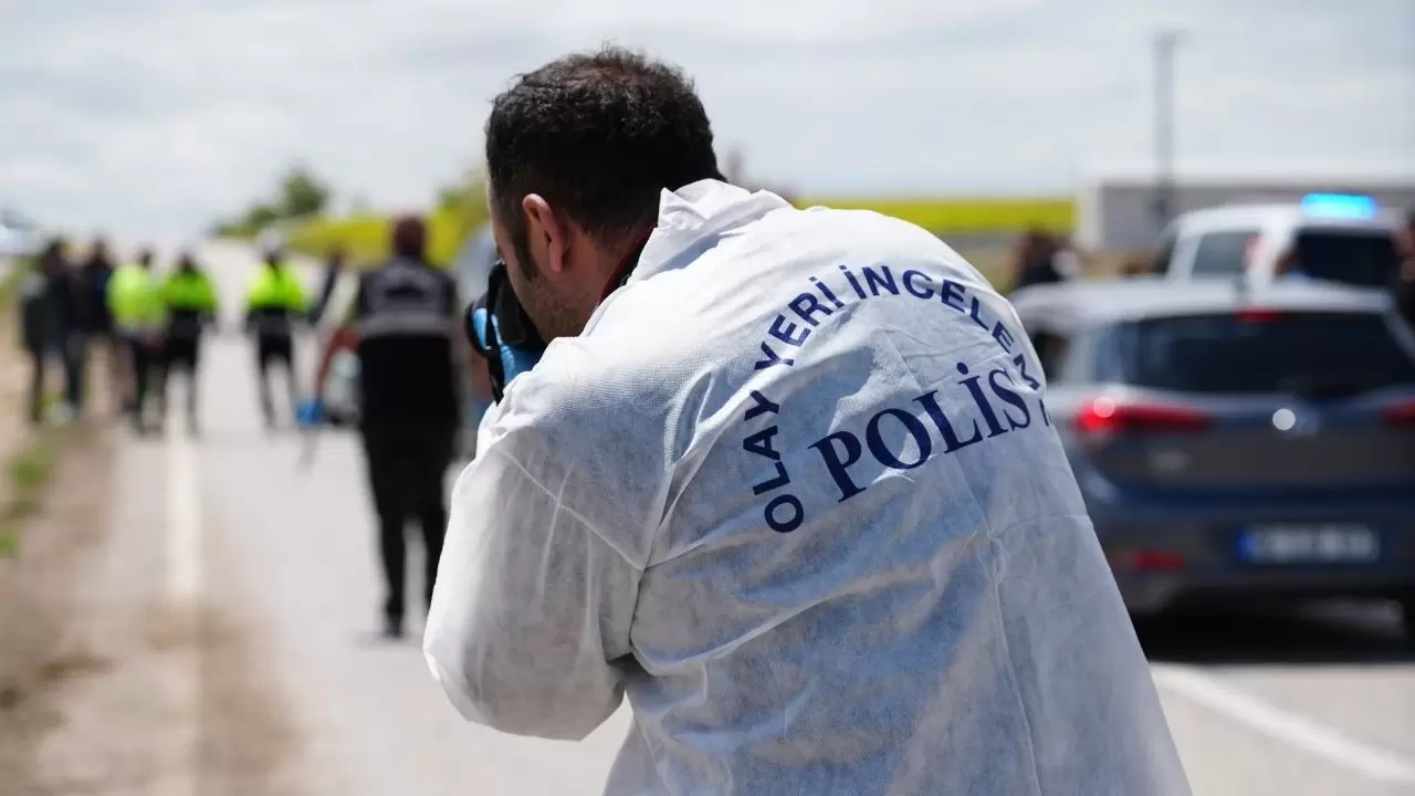 Karşı şeride geçen araç katliam gibi kazaya neden oldu! 5