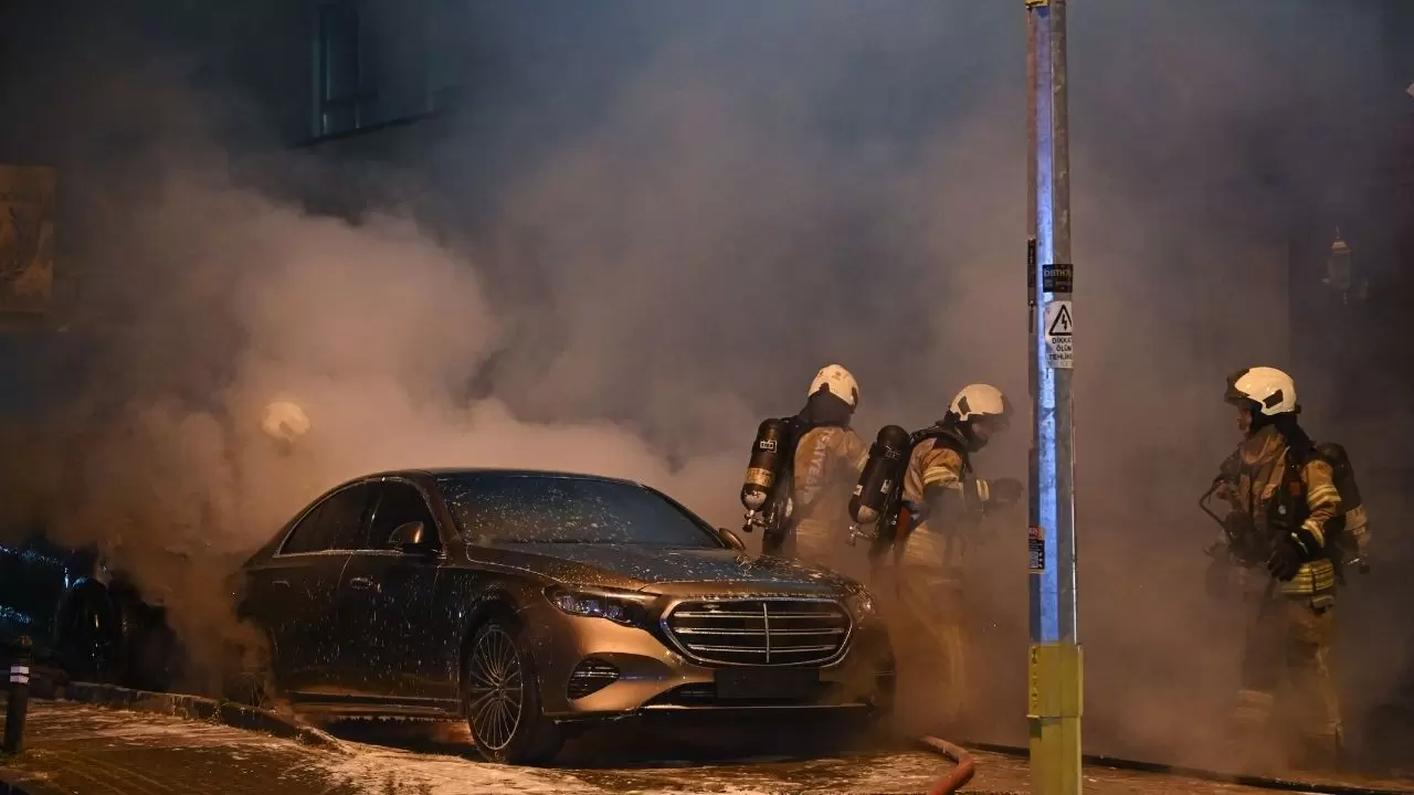 Kadıköy’de oto galeride alevli gece! Park halindeki araç bomba gibi patladı 5