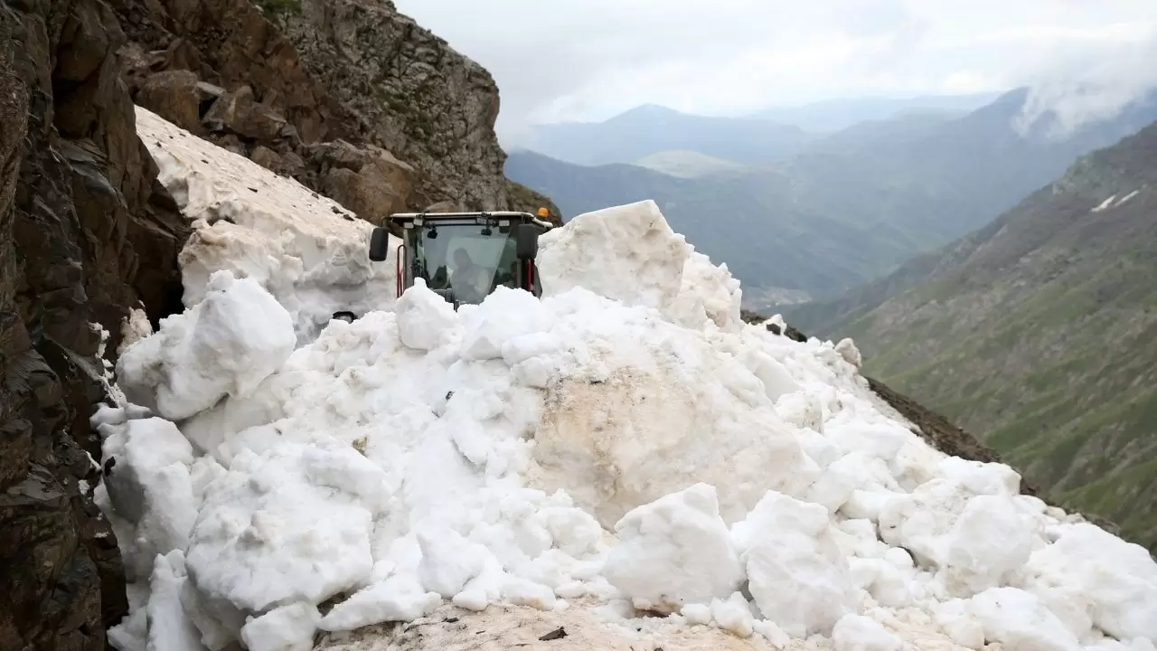 Bitlis’te Mayıs’ta kar şoku: İş makineleri karın altında kaldı! 1