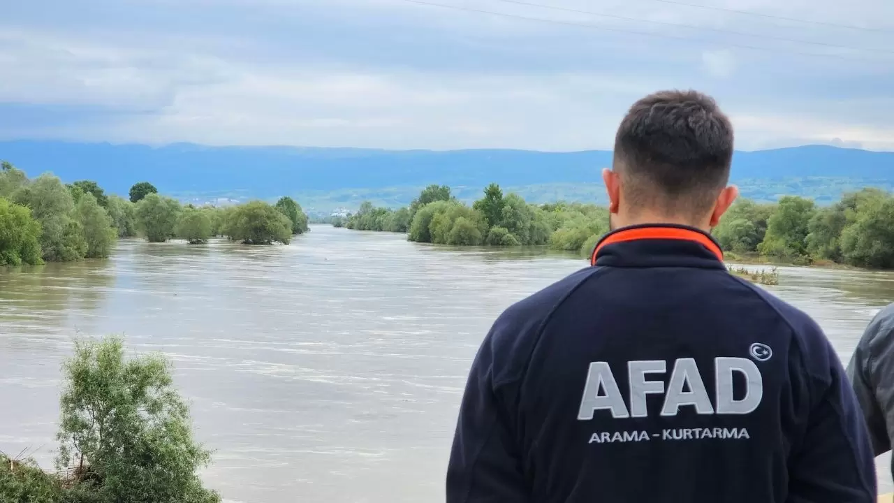 Fotoğraf çektirmek isterken triportörle suya düştüler! 2