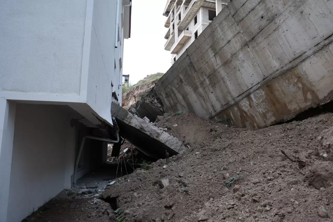 Nevşehir'de sabaha karşı dehşet! 'Yıldırım düştü sandık, istinat duvarı evimize girdi' 13