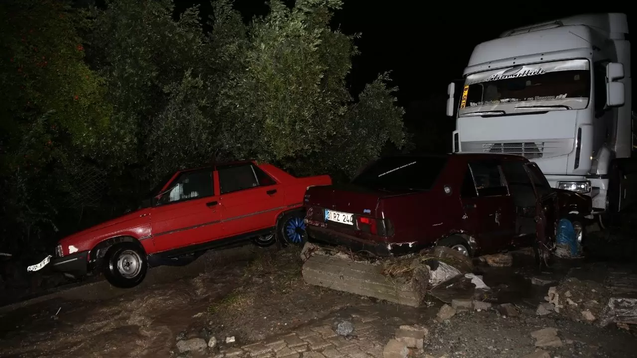 Araçlar sularla sürüklendi, ev ve iş yerlerini su bastı 8