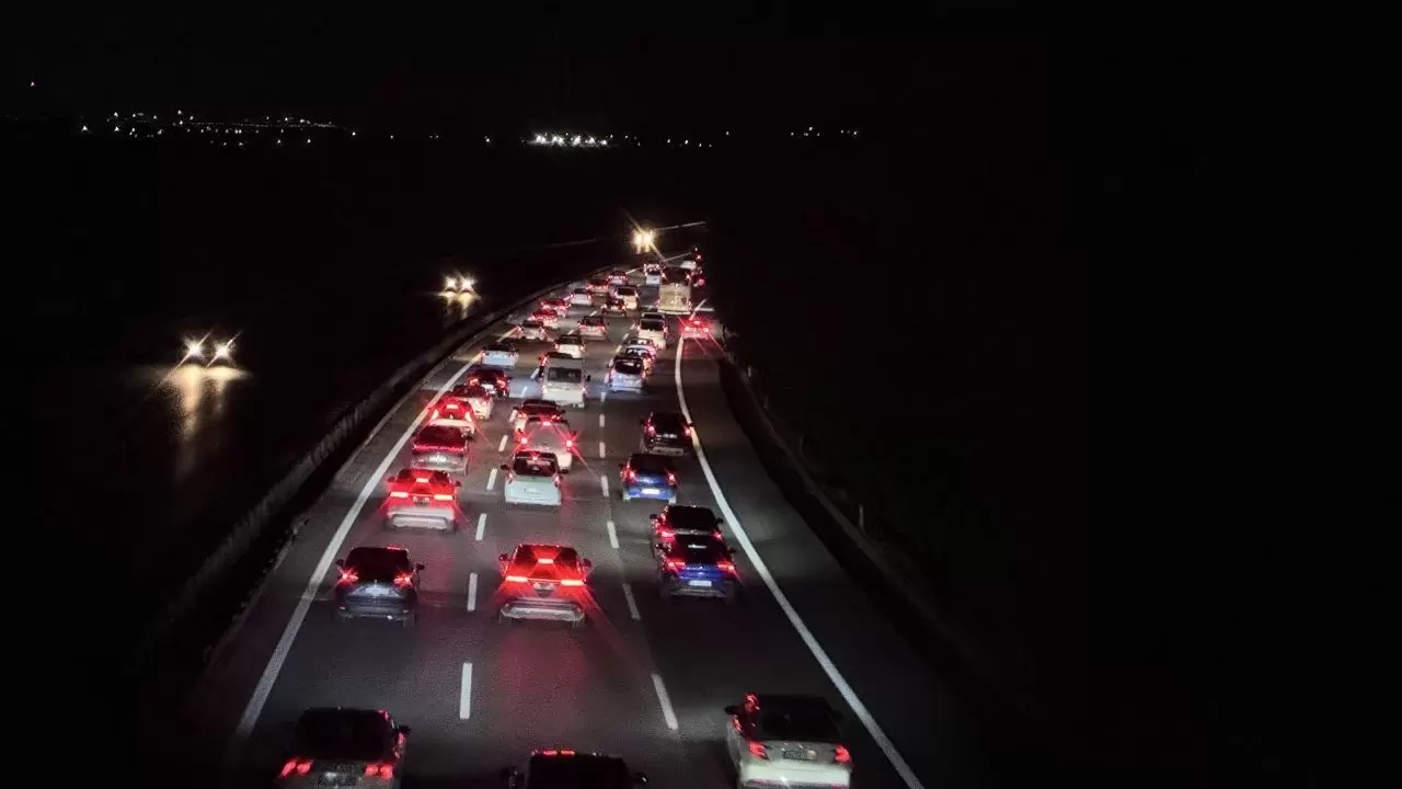 Anadolu Otoyolu'nda bayram dönüşü yoğunluğu başladı! 6
