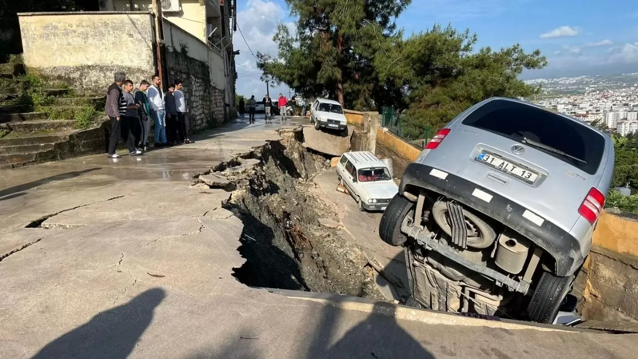 Yolun çökme anı havadan görüntülendi 5