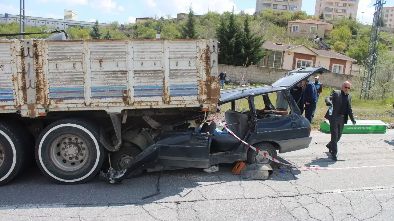 Kayseri’de kahreden kaza! Otomobil dev kamyonun altına ok gibi saplandı 4