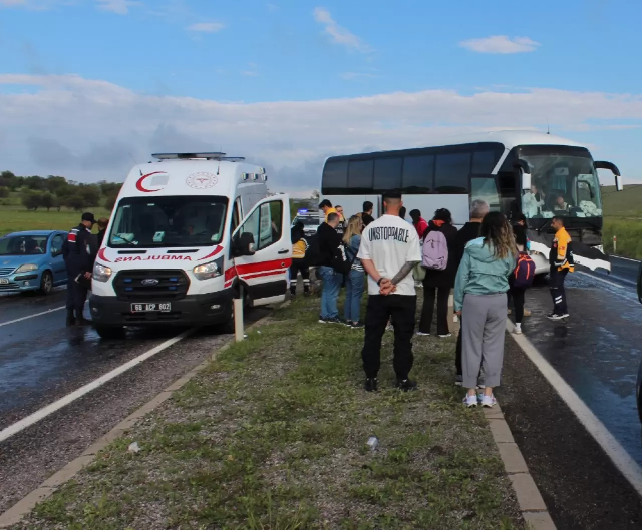 Aksaray-Nevşehir yolunda tur otobüsü kaza yaptı 4