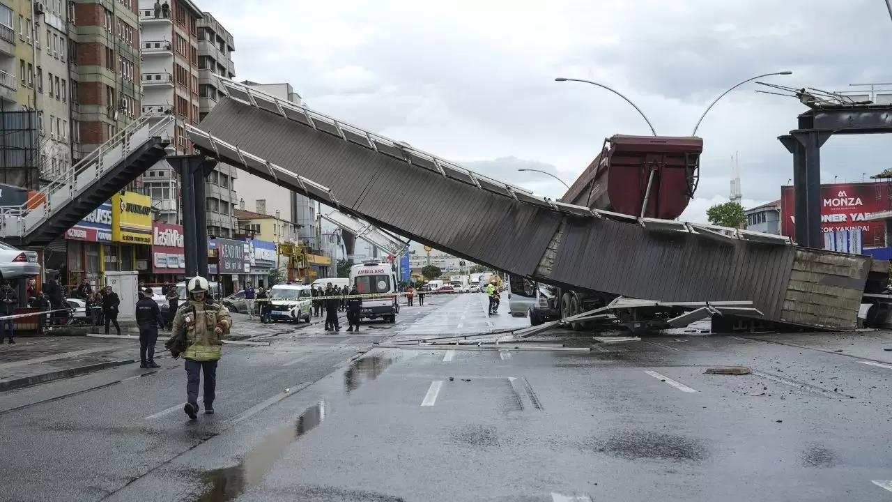 TIR sürücüsünün inanılmaz hatası köprüyü yerle bir etti! 3