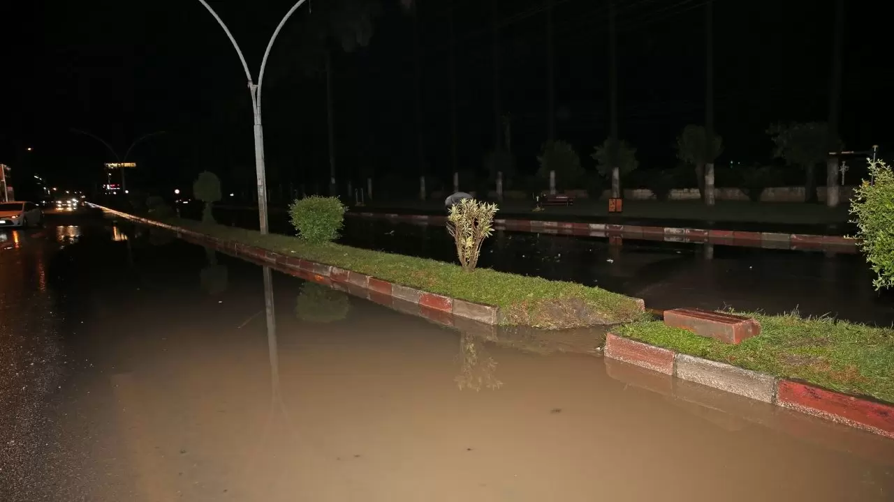 Araçlar sularla sürüklendi, ev ve iş yerlerini su bastı 3