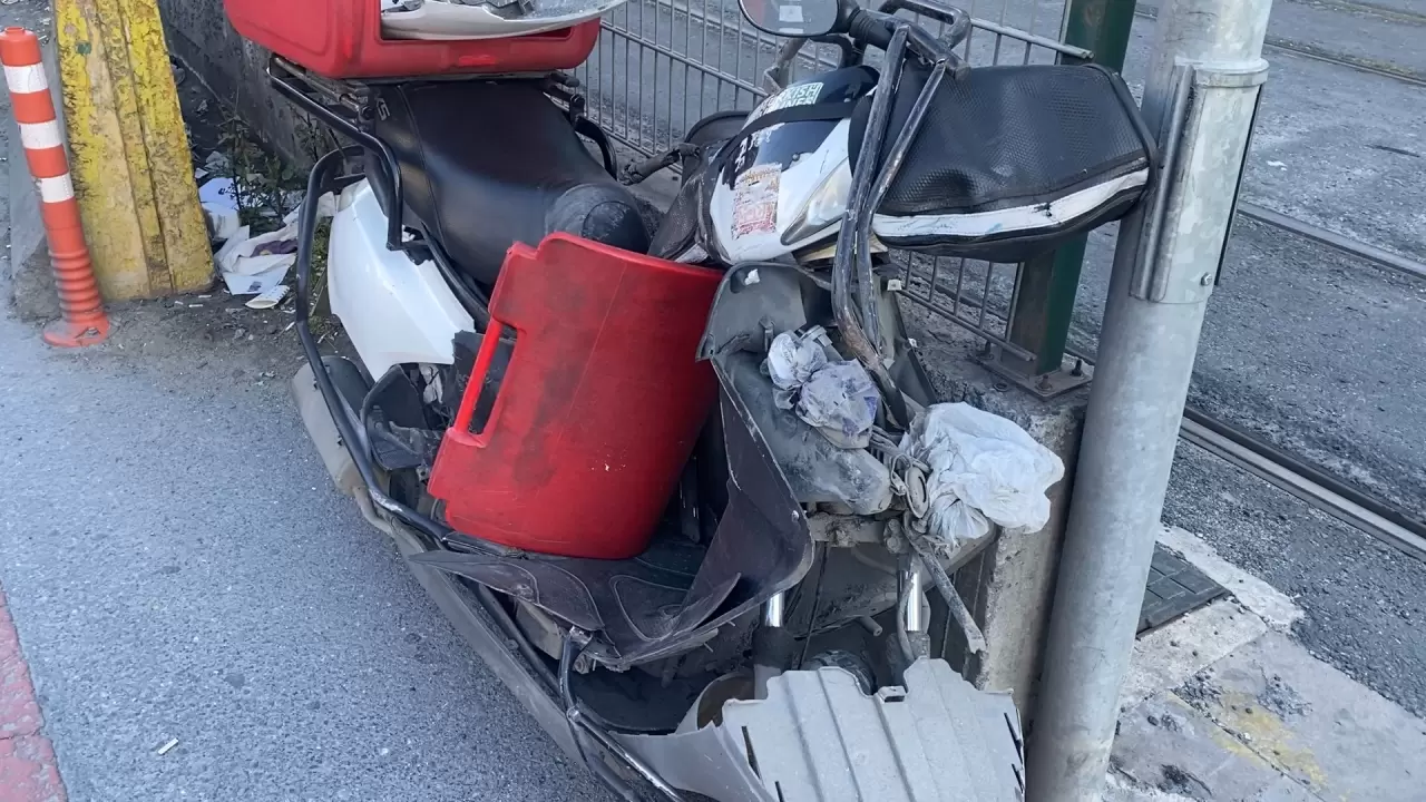 Gaziosmanpaşa’da dehşet anları! Tramvay yoluna giren motosikletli altında kaldı 2