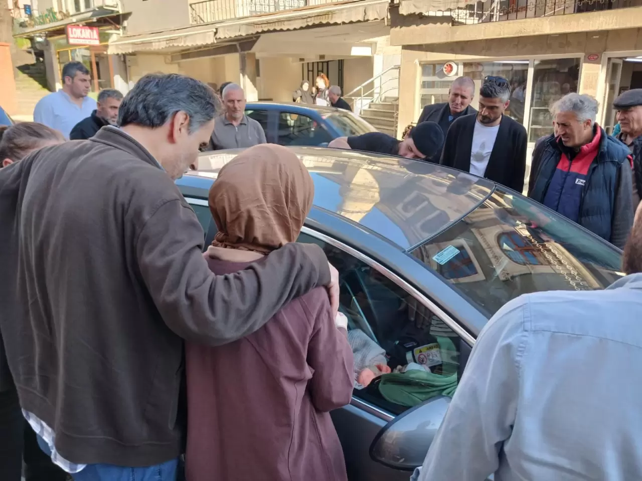 Trabzon’da korku dolu yarım saat! Anahtarı içeride unuttu, 3 aylık bebeği mahsur kaldı: Annenin feryadı yürek dağladı! 2