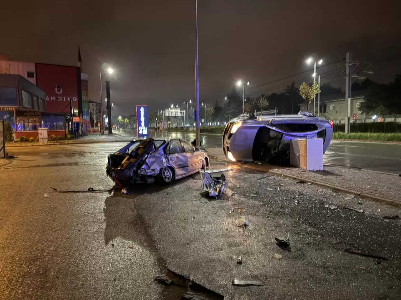 Korkutan kaza! Kontrolden çıkan otomobil park halindeki araca çarpıp yan yattı 2