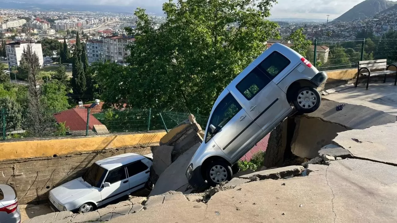 Yolun çökme anı havadan görüntülendi 6