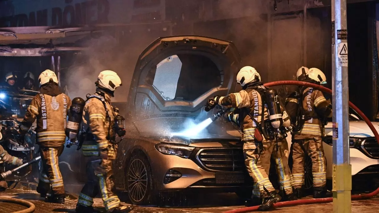 Kadıköy’de oto galeride alevli gece! Park halindeki araç bomba gibi patladı 4