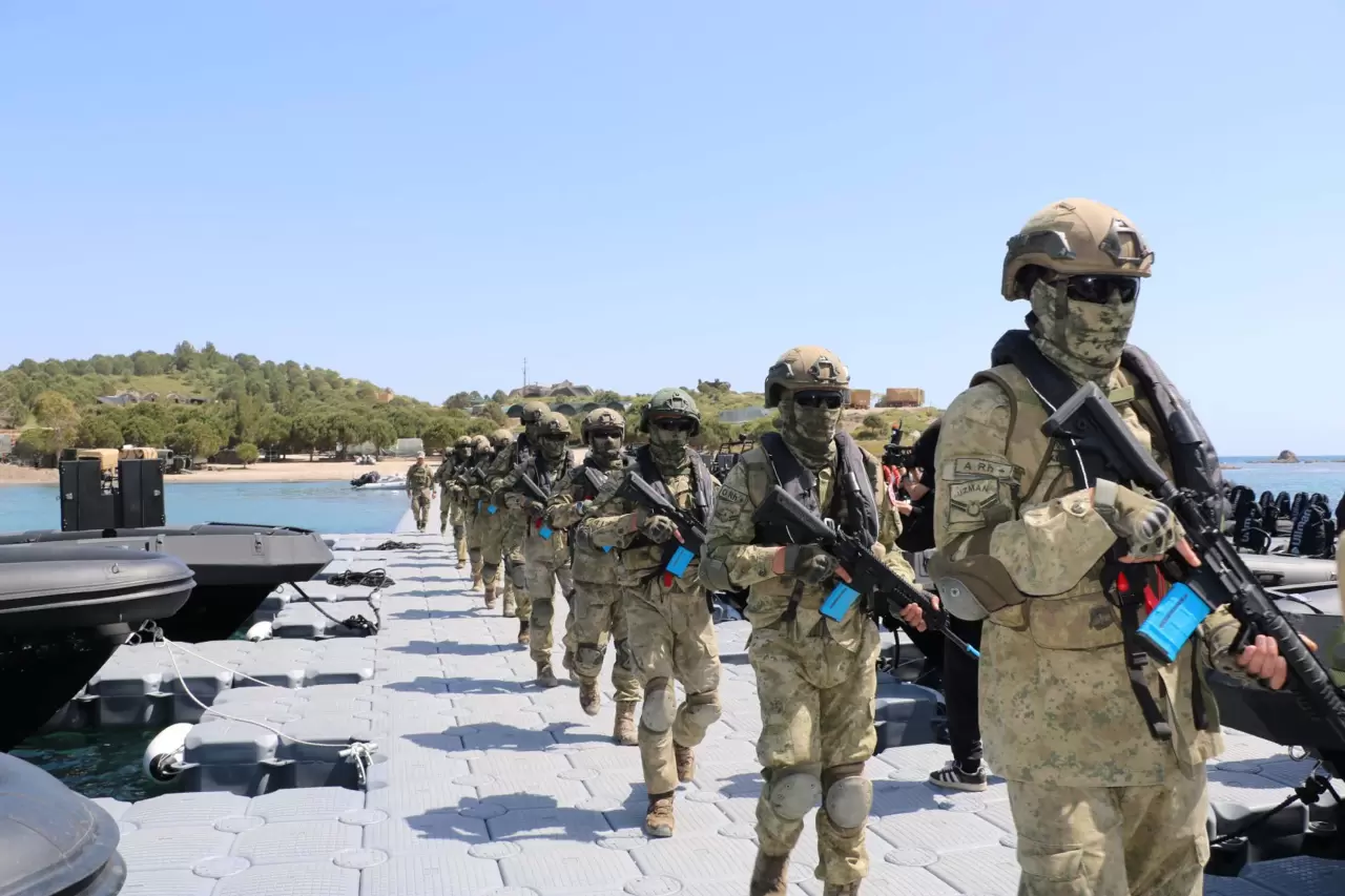 Karayel hücumbotları ilk kez İzmir'de sahneye çıktı! 5