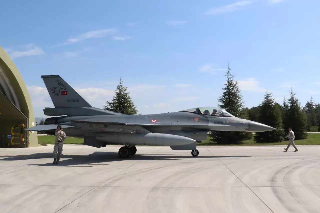 Türk jetlerinden Efes tatbikatında gövde gösterisi! F-16’lar gökyüzünde görev uçuşu gerçekleştirdi 6