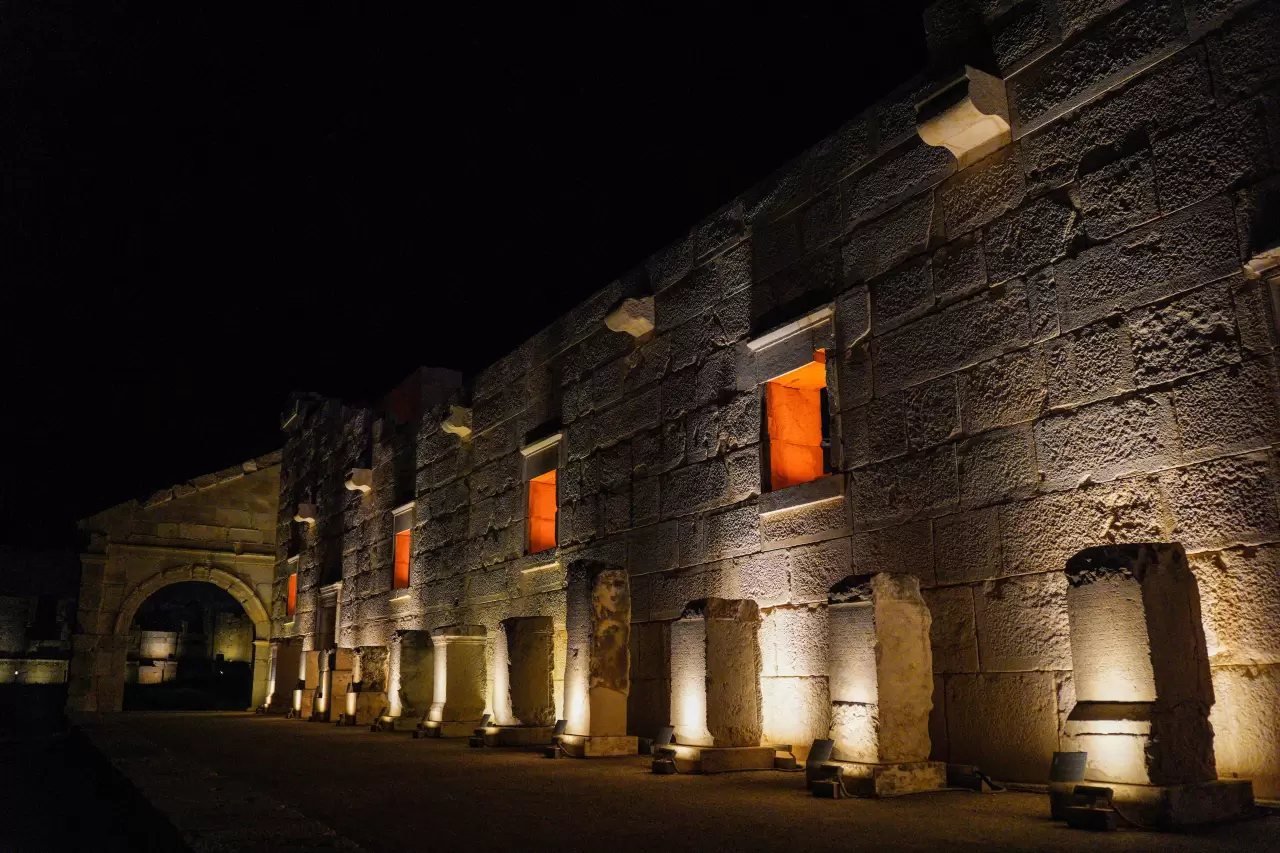 Antalya'da 35 derece sıcaktan kaçanlar oraya koşuyor: Tarihe gece yolculuğu başladı! 6