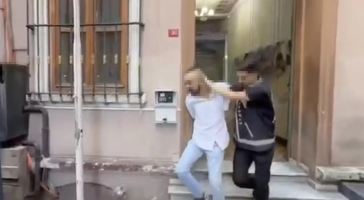 Beyoğlu'nda silahlı saldırı anı kamerada: Tartıştığı genç kızın babasını yaraladı! 2