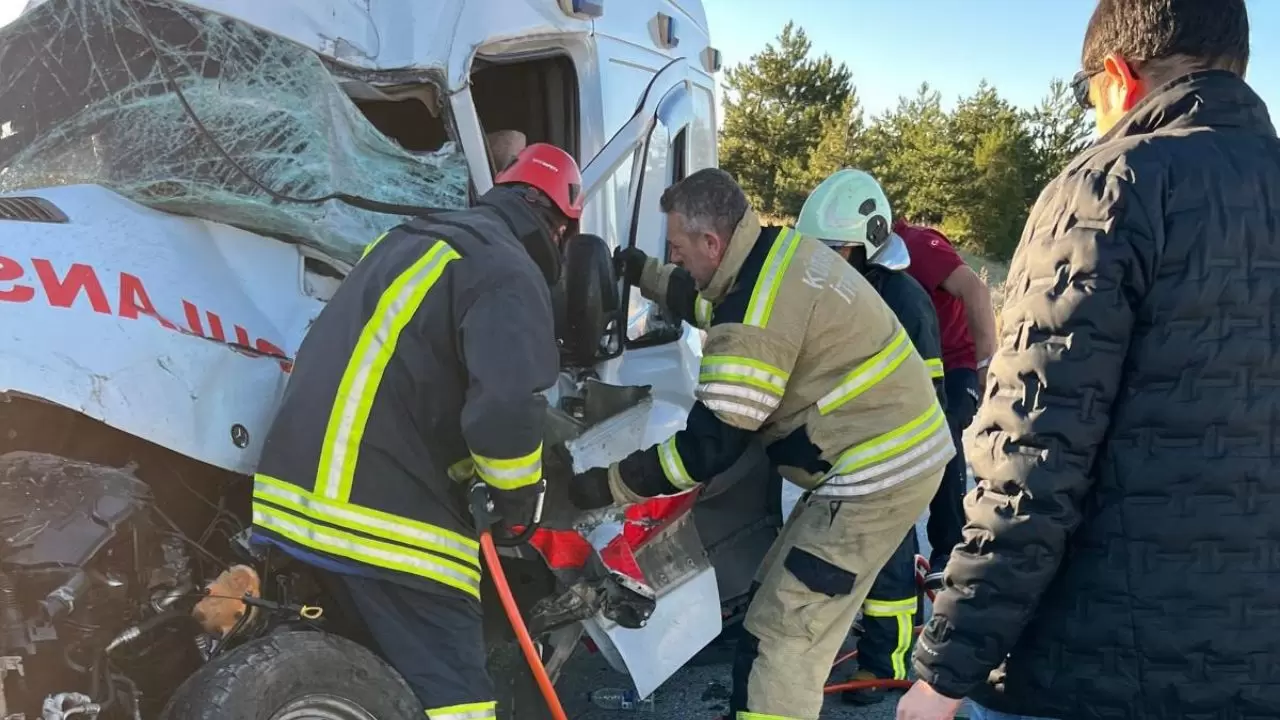 Antalya'dan İstanbul'a giden ambulans kaza yaptı! Hasta yaşamını yitirdi 1