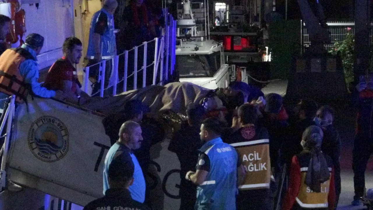 Karadeniz'de saldırıya uğrayan Türk teknesindeki yaralılar İnebolu'ya getirildi 6