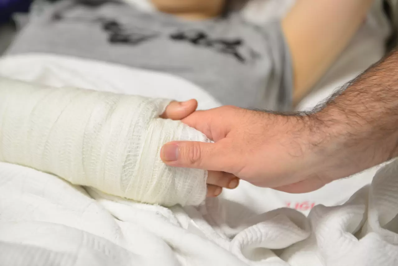 12'nci kattan düşüp hayatta kalan kızın babası: 'Mucize yaşadık' 5
