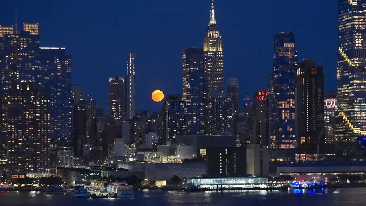 Çilek Dolunayı gökyüzünde yükseldi! New York'ta muhteşem görüntüler 12