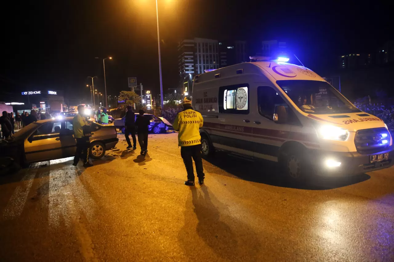 Kastamonu’da zincirleme kaza: Yardım etmeye çalışanlara çarptı, 6 yaralı 1