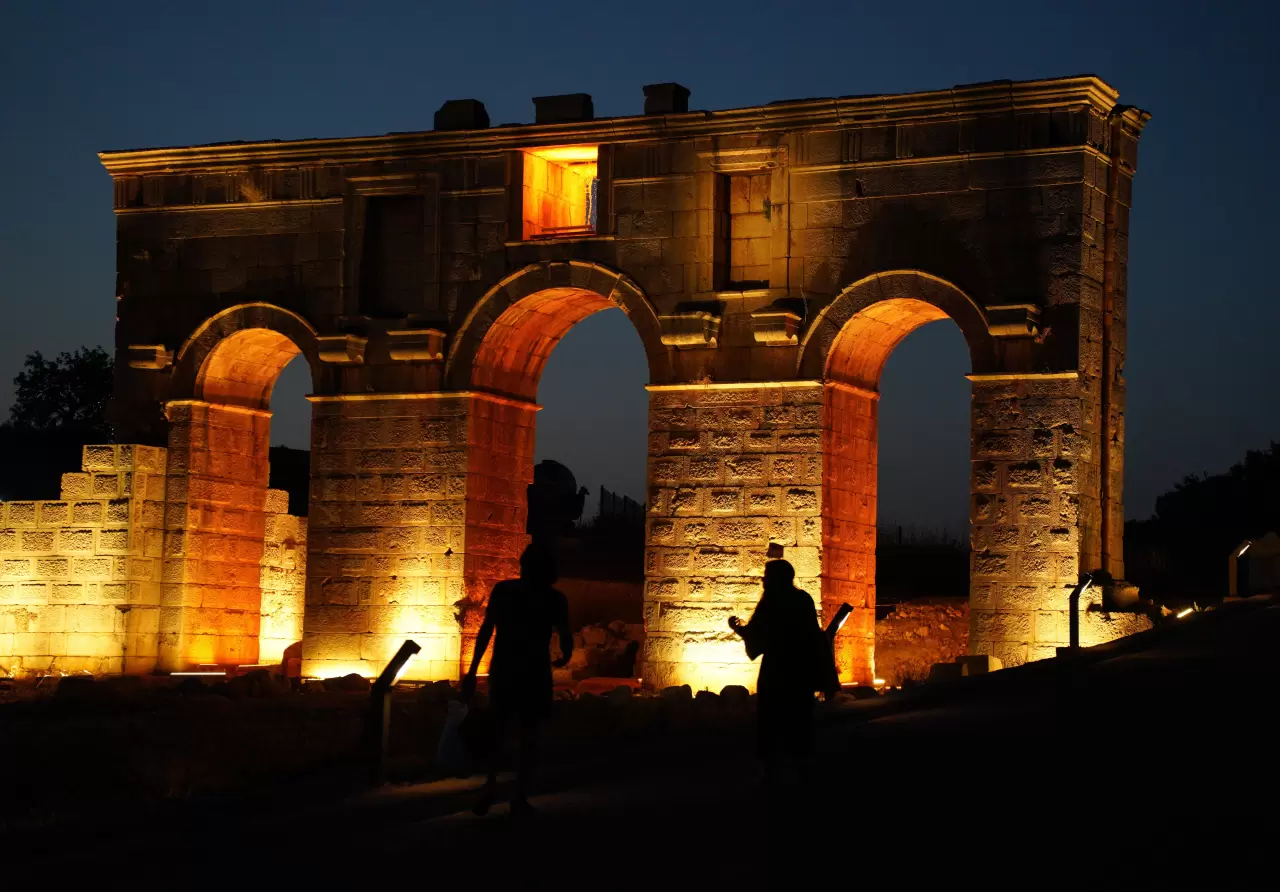 Antalya'da 35 derece sıcaktan kaçanlar oraya koşuyor: Tarihe gece yolculuğu başladı! 3