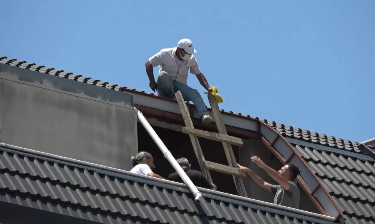 Alanya'da çatıya çıkan şahıs ekipleri alarma geçirdi 6