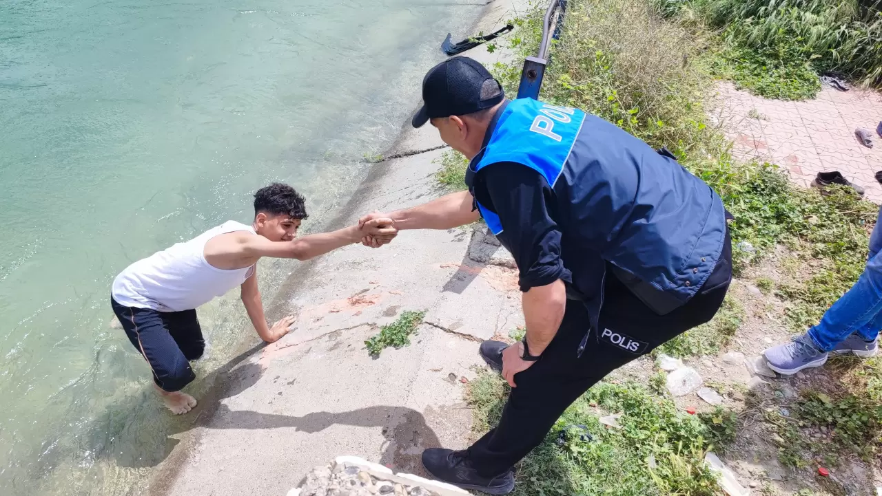 Boğulma vakalarına rağmen gençler tehlikeye meydan okuyor! 2