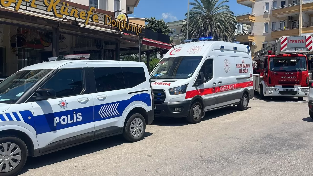 Alanya'da çatıya çıkan şahıs ekipleri alarma geçirdi 2