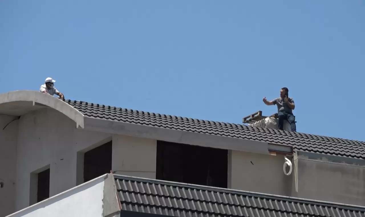 Alanya'da çatıya çıkan şahıs ekipleri alarma geçirdi 4