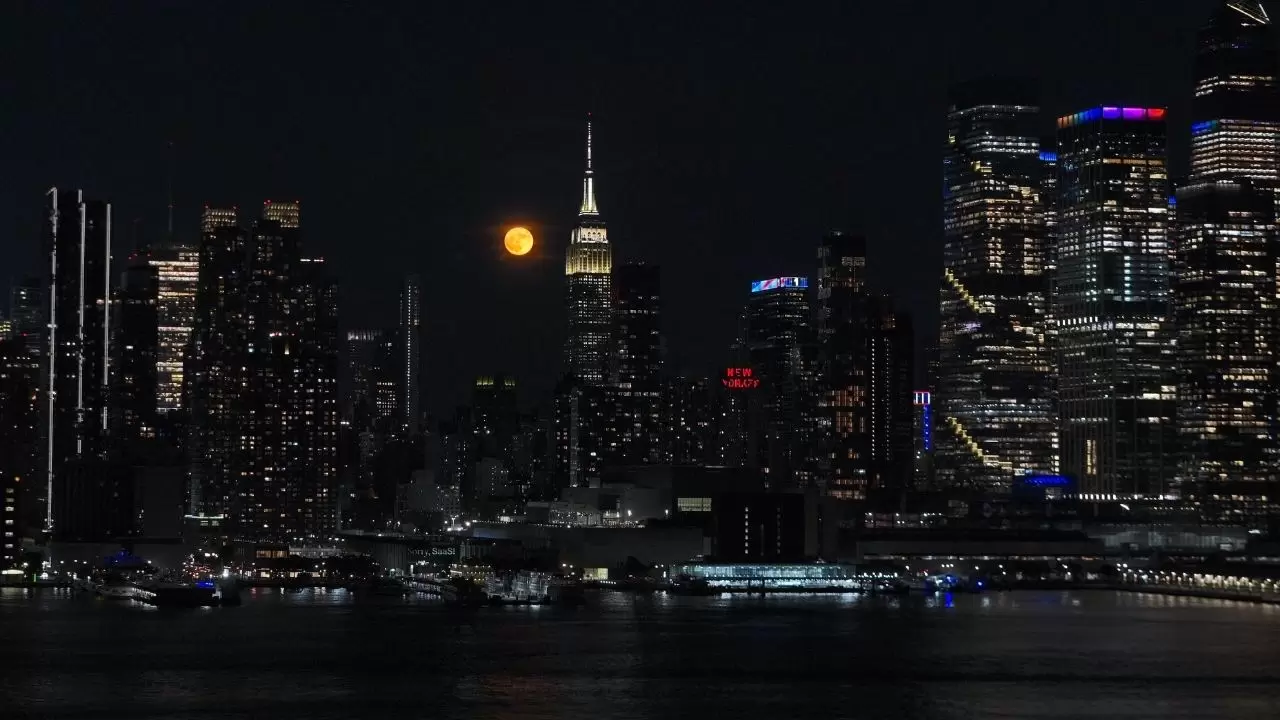 Çilek Dolunayı gökyüzünde yükseldi! New York'ta muhteşem görüntüler 7