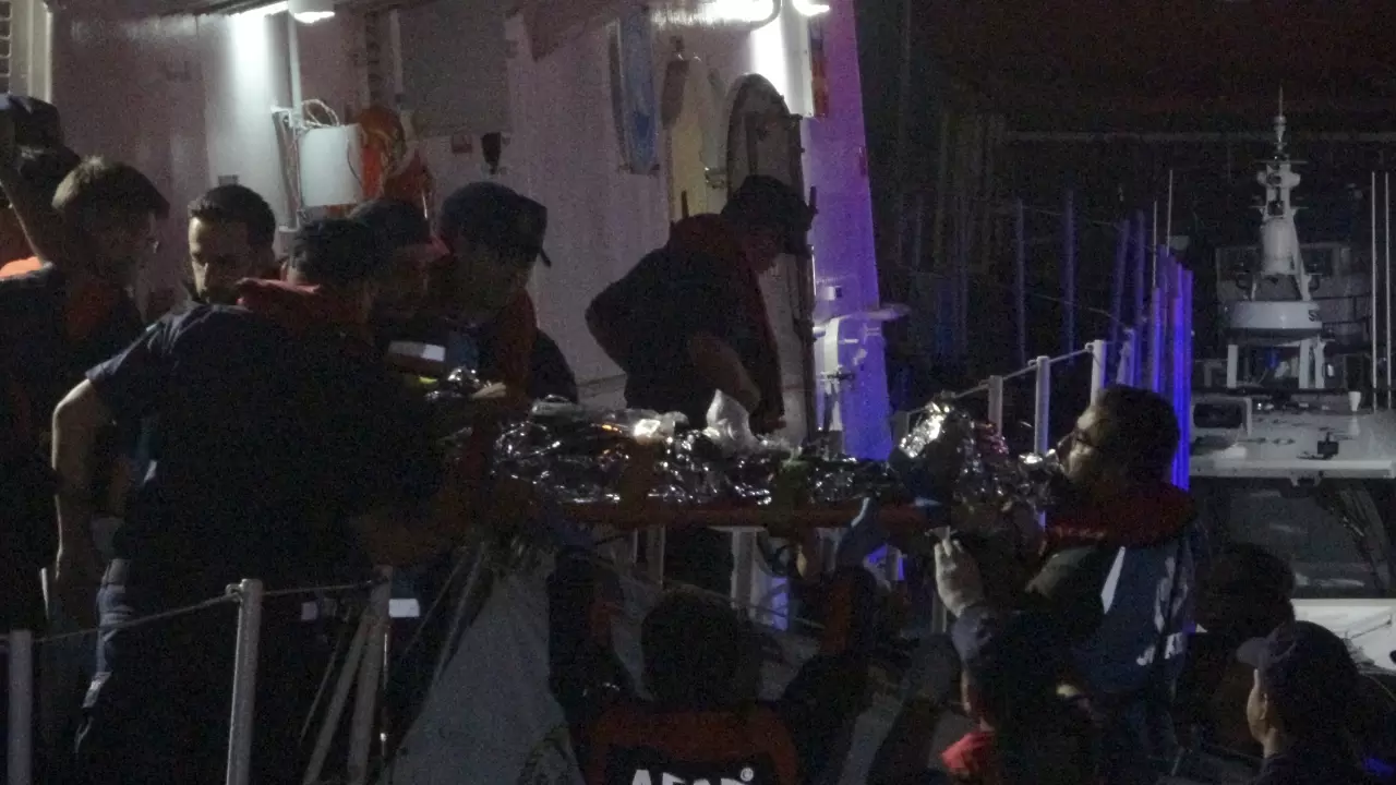 Karadeniz'de saldırıya uğrayan Türk teknesindeki yaralılar İnebolu'ya getirildi 9
