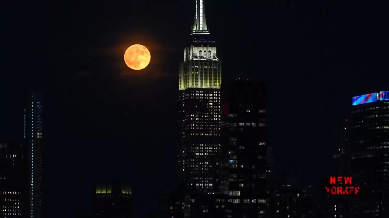Çilek Dolunayı gökyüzünde yükseldi! New York'ta muhteşem görüntüler 5