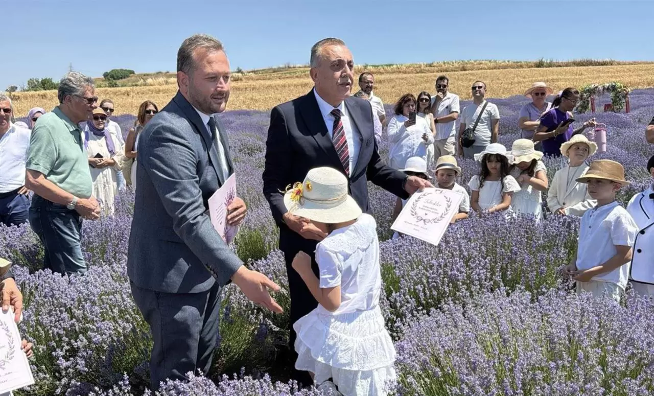 Tekirdağ'da minikler ilk karnelerini mor lavanta tarlasında aldı 6