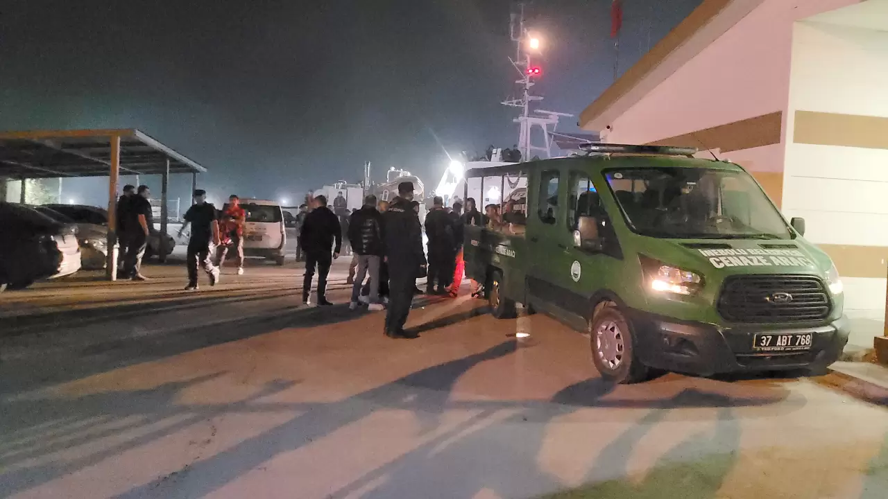 Karadeniz'de saldırıya uğrayan Türk teknesindeki yaralılar İnebolu'ya getirildi 1