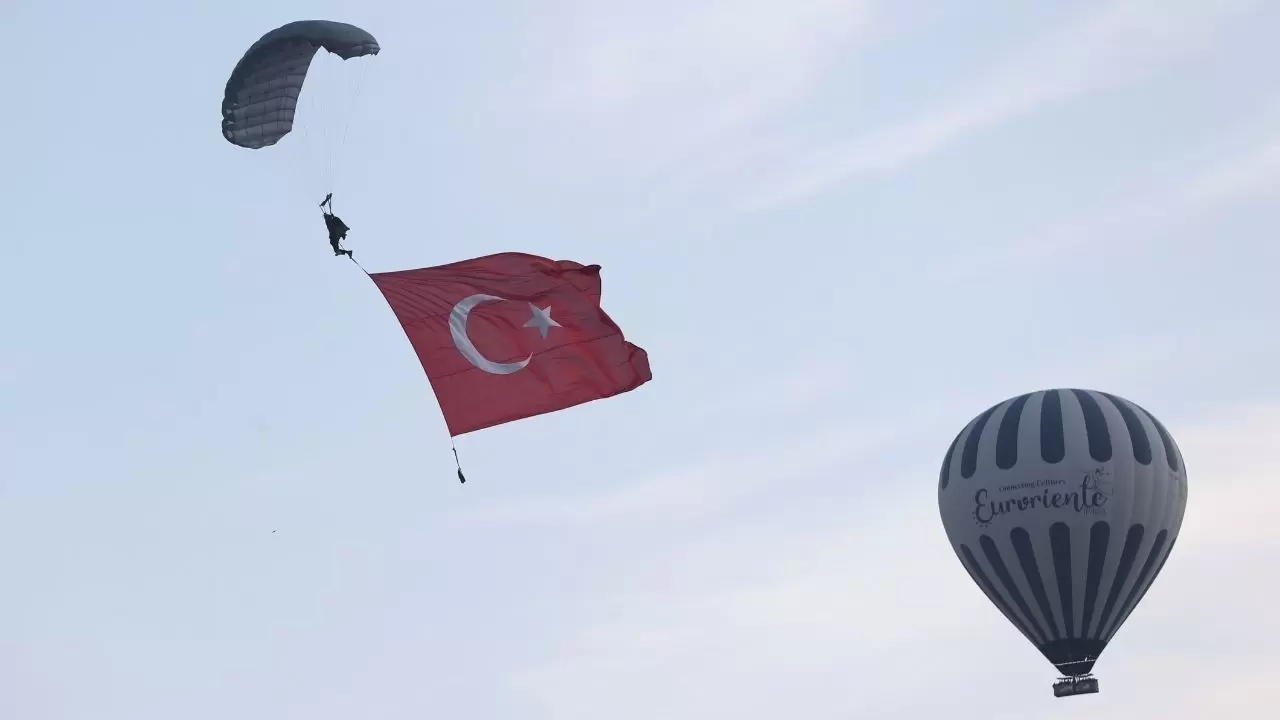 JÖAK paraşüt timinden sıcak hava balonundan muazzam atlayış! 9