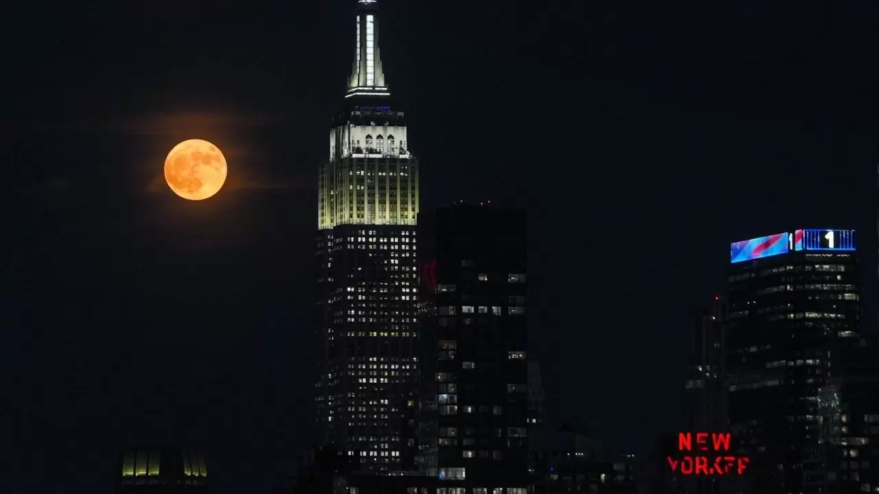 Çilek Dolunayı gökyüzünde yükseldi! New York'ta muhteşem görüntüler 6