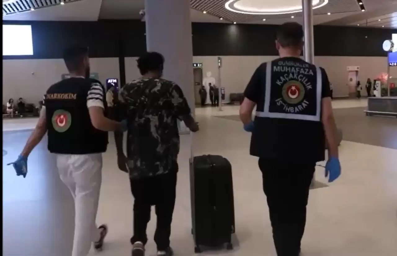 İstanbul Havalimanı’nda Gümrük Muhafaza'dan başarılı operasyon 9