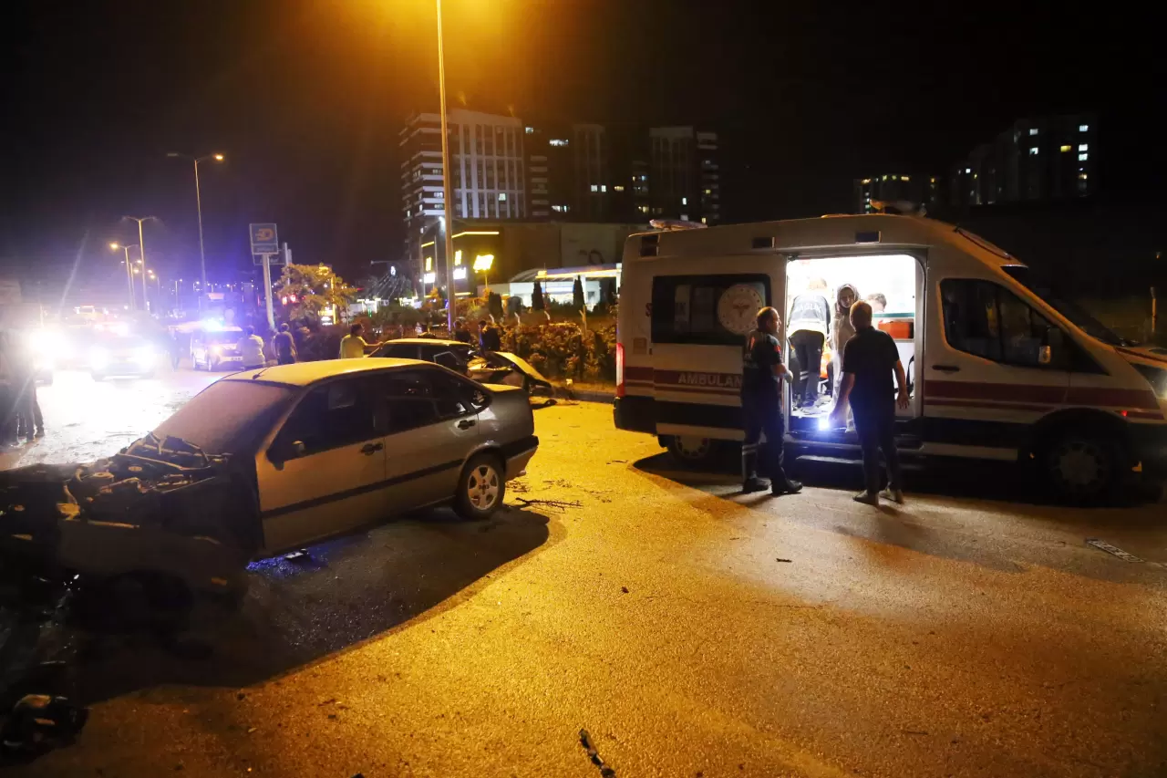 Kastamonu’da zincirleme kaza: Yardım etmeye çalışanlara çarptı, 6 yaralı 3