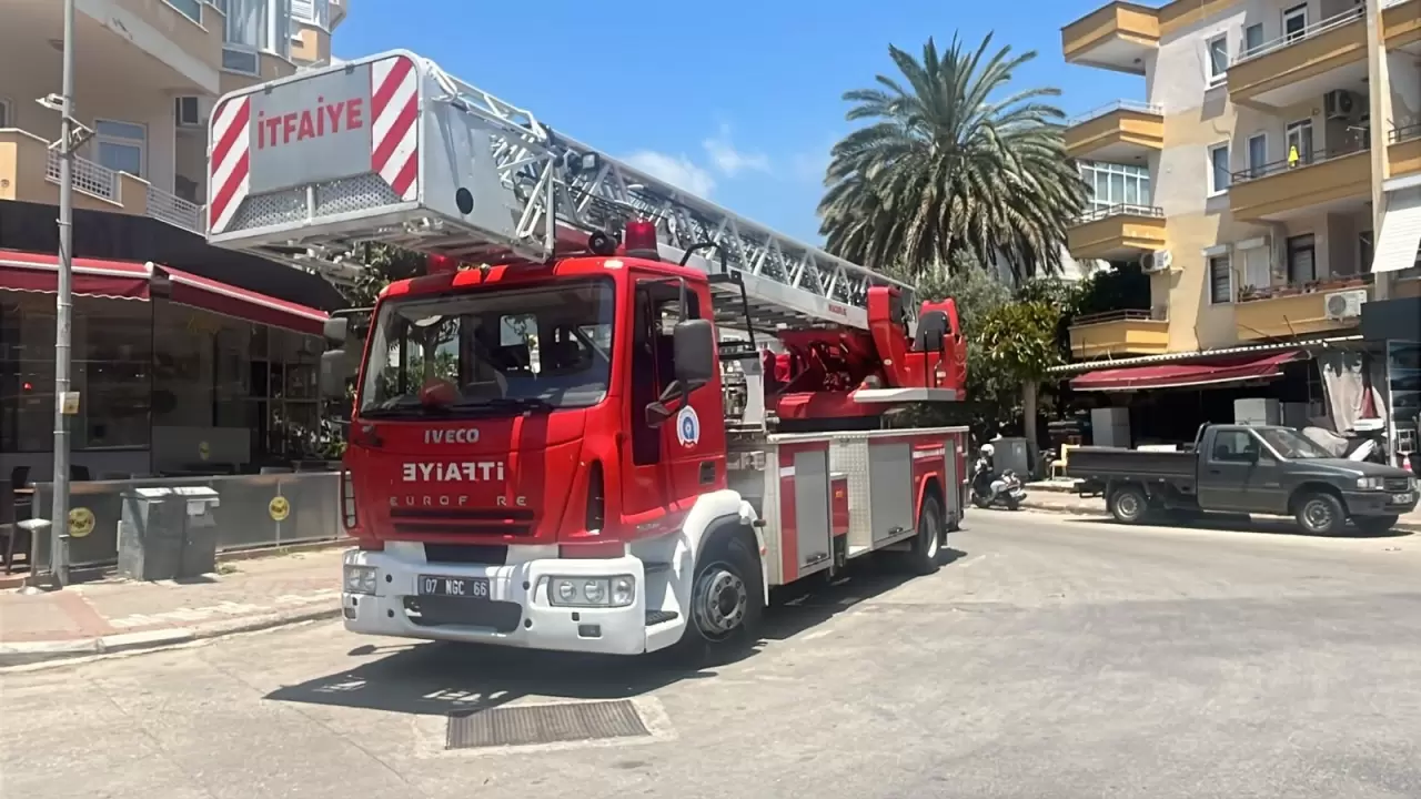 Alanya'da çatıya çıkan şahıs ekipleri alarma geçirdi 1