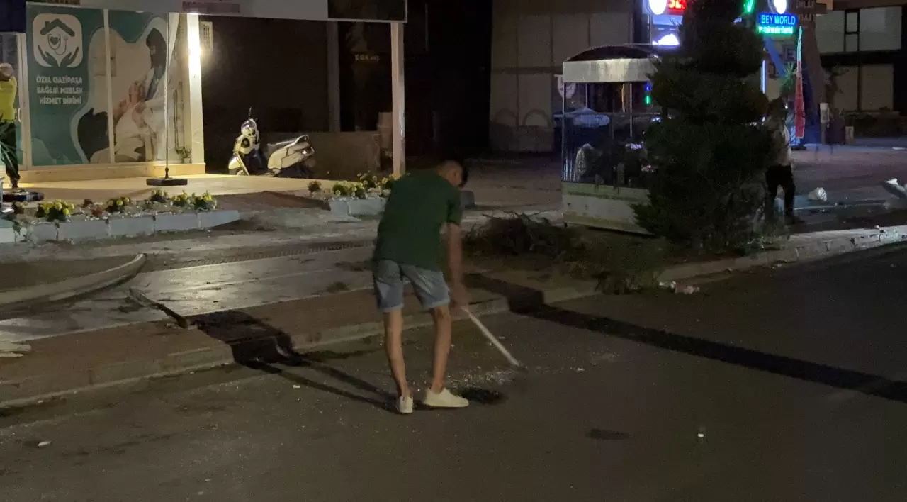 Kontrolden çıkan otomobil ortalığı savaş alanına çevirdi! Sürücü kaçtı 4